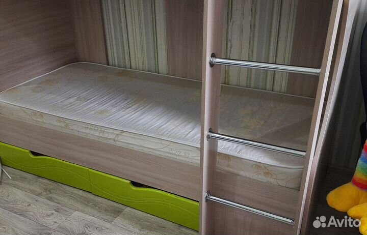 Кровать двухьярусная