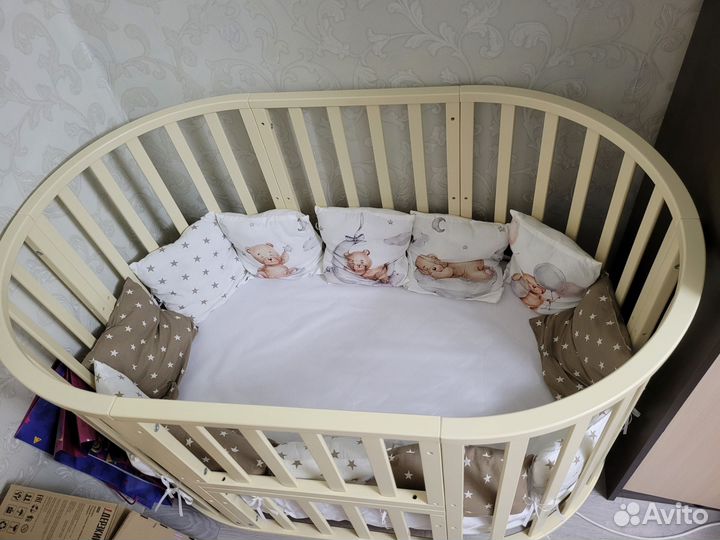 Детская кроватка с маятником