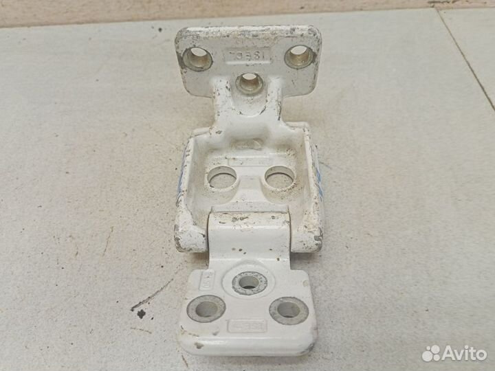 Петля двери багажника