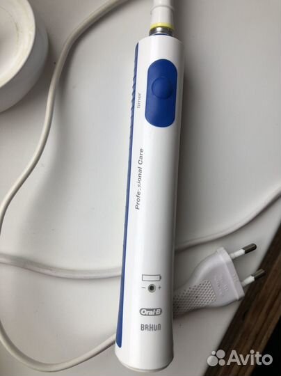 Электрическая зубная щетка oral b