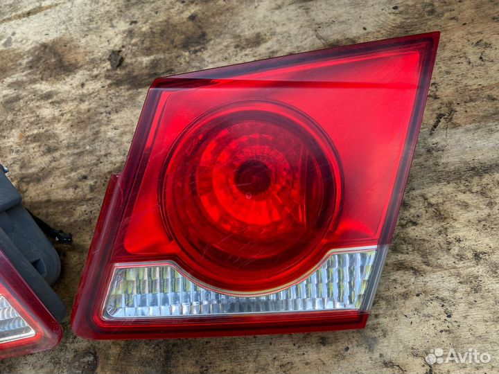 Фонарь задний внутренний Chevrolet Cruze
