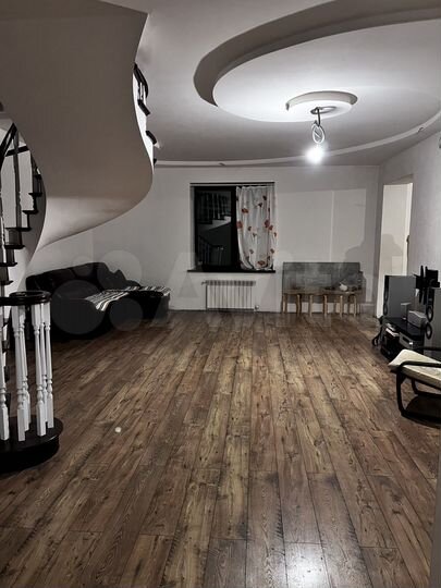 Дом 271 м² на участке 8,7 сот.