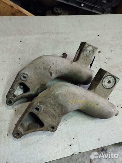 Кронштейн двигателя правый Peugeot 206 Пежо 206