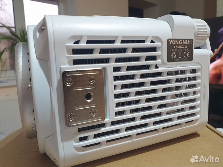 Видеосвет yongnuo ynlux 200 с ручкой и NP F 970