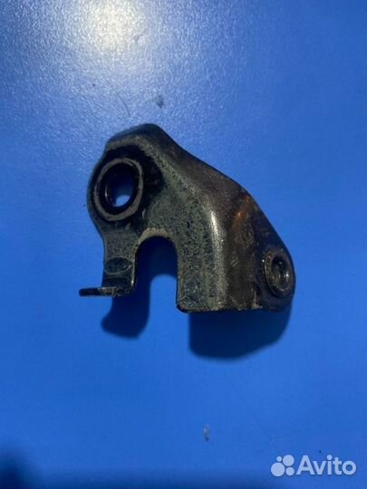 Кронштейн амортизатора капота передний правый