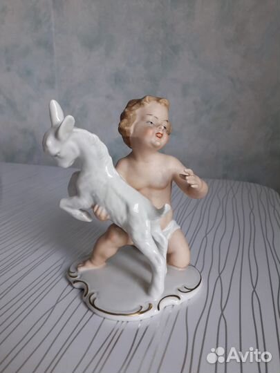 Статуэтка Путти с козленком Германия Wallendorf