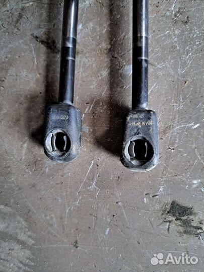 Амортизаторы крышки багажника на Mazda 3