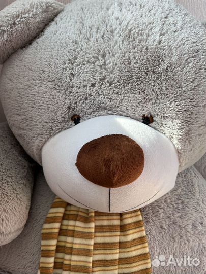 Большой плюшевый медведь