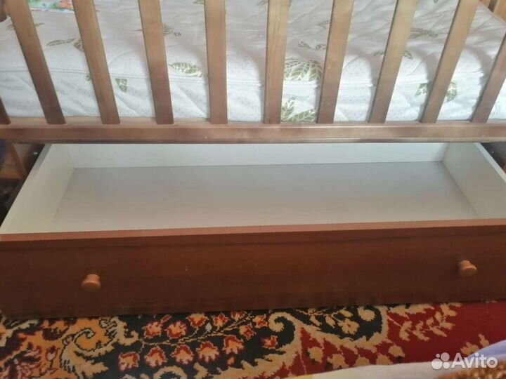 Детская кроватка с маятником и ящиком