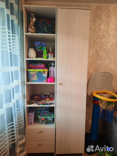 Письменный стол, шкаф и кровать для ребенка