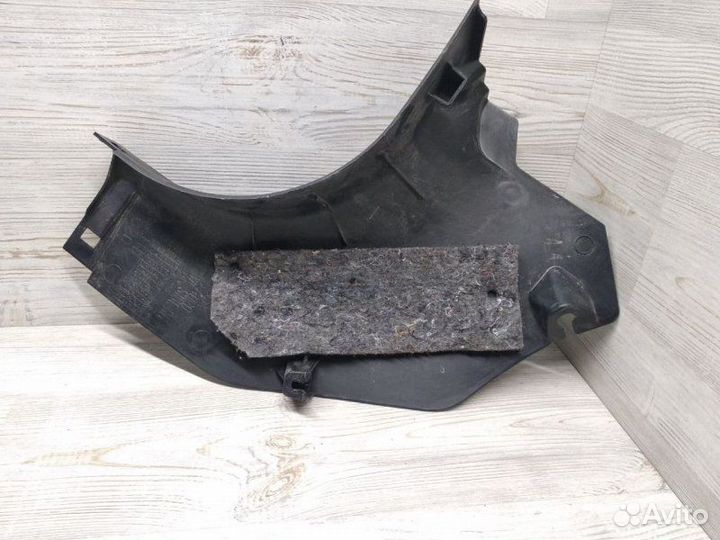 Обшивка стойки передняя правая Mitsubishi