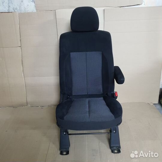 Водительское сидение delica d5