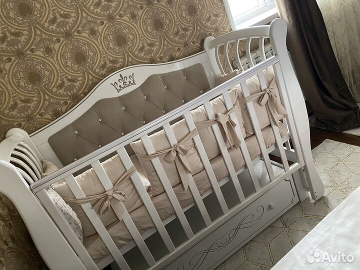 Детская кроватка с маятником