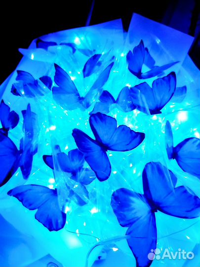 Нежный букет из синих бабочек