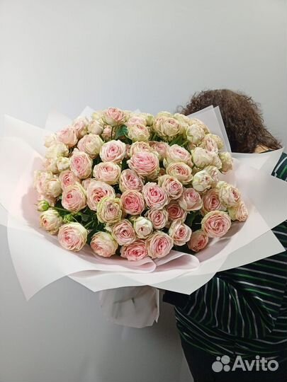 Букет из нежной пионовидной кустовой розы