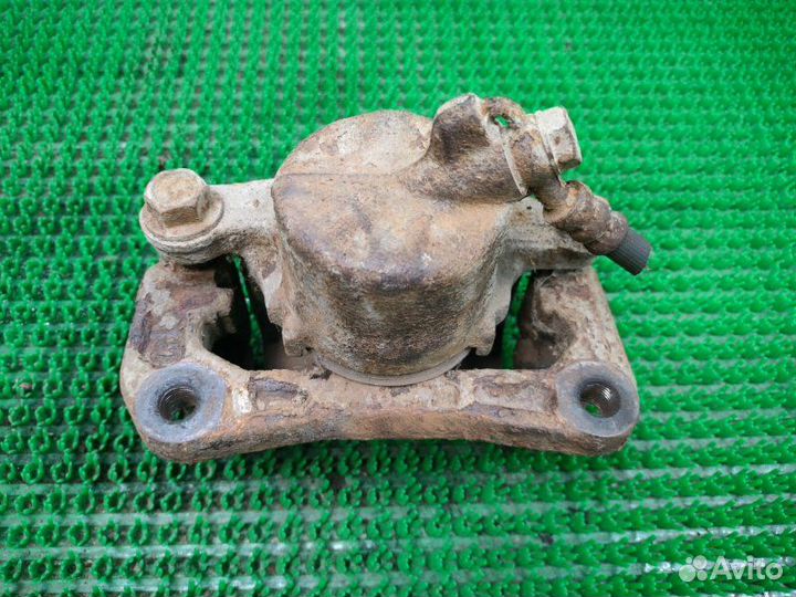 Суппорт передний правый Mitsubishi Lancer CB4W