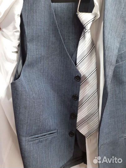 Продам костюм тройка,с бел.рубашкой и галстуком