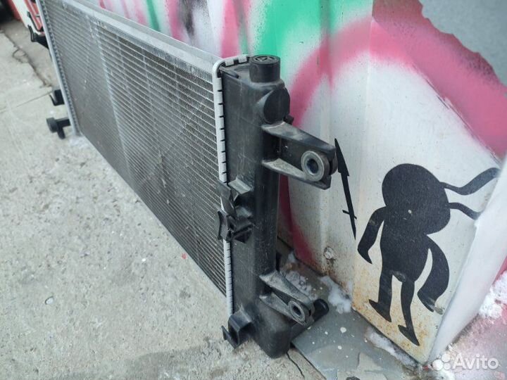 Радиатор охлаждения двигателя передний Nissan Leaf