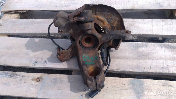 Поворотный кулак передний левый Volkswagen Golf 4