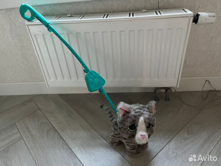 Интерактивный котенок. Мяукает при прогулке