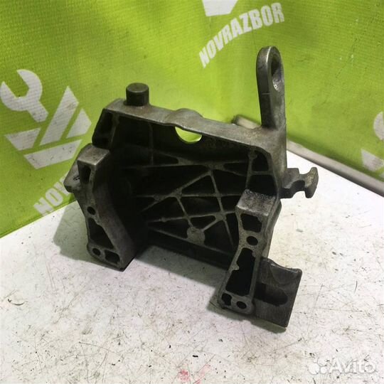 Кронштейн двигателя правый Рено Клио 2 Симбол
