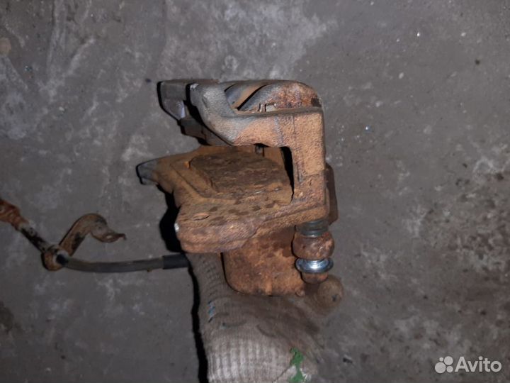 Передний левый суппорт Mitsubishi Pajero Sport 4