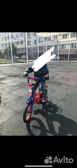 Детский велосипед с дополнительными колесами