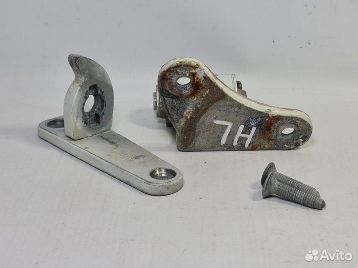 Петля двери передняя левая Mercedes-Benz E-Class