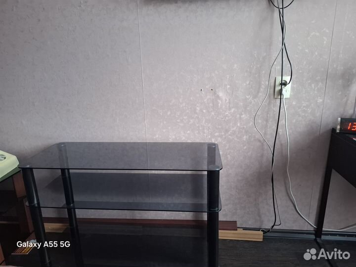 Стеклянный журнальный столик