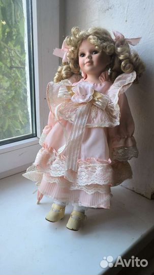 Кукла фарфоровая