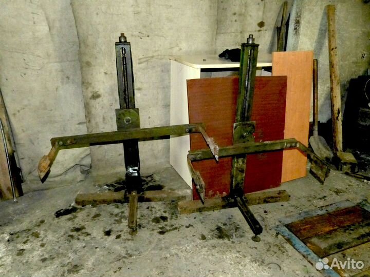 Подъёмник опрокидователь автомобильный