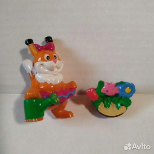 Веселые бельчата Белка с клумбой