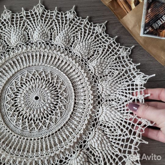 Салфетка крючком молочного цвета