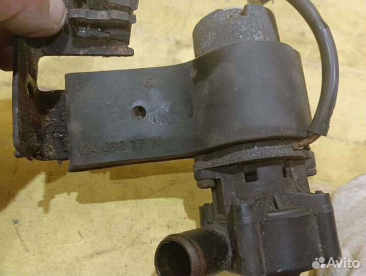 Насос водяной Mercedes Benz W124 1984-1995