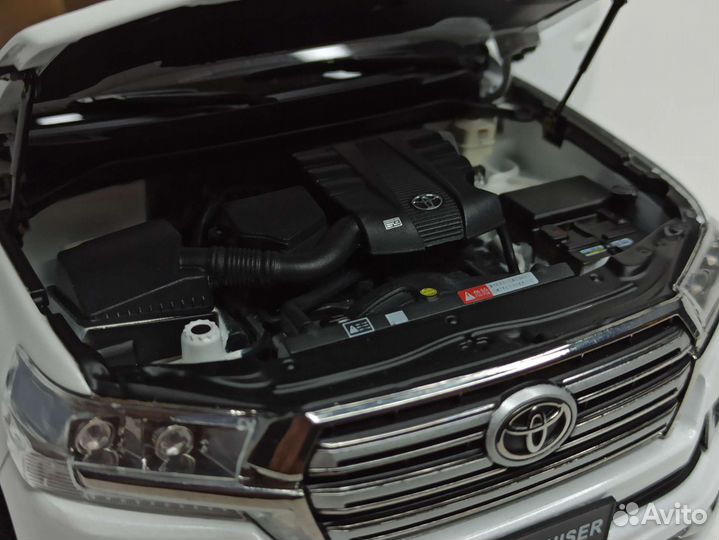 Toyota Land Cruiser 200 (LHD) White 1:18 Kengfai