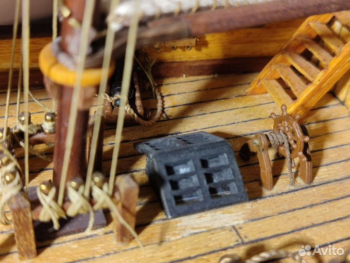 Модель парусника из дерева