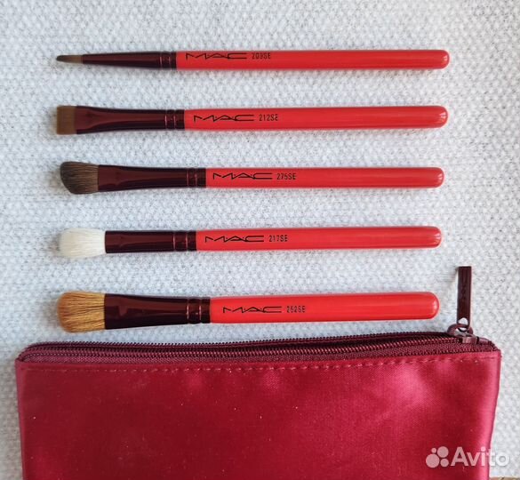 MAC: кисти, две косметички, палетка для теней