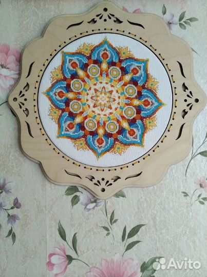 Продам картину крестиком,мандала