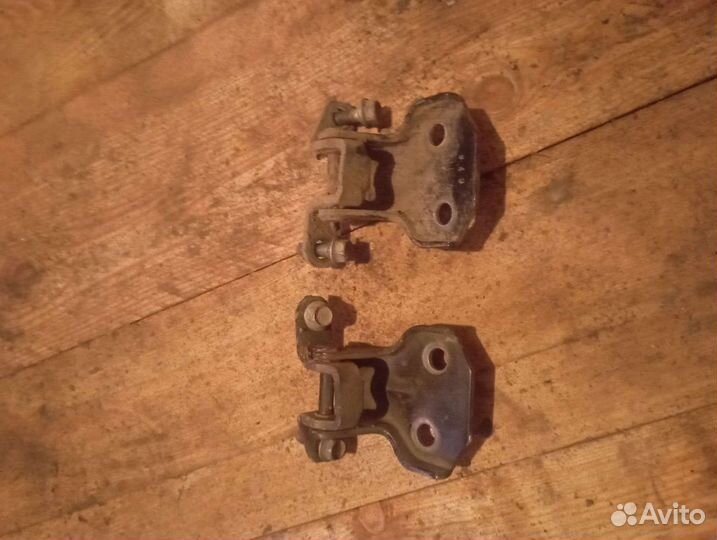 Петли двери машины