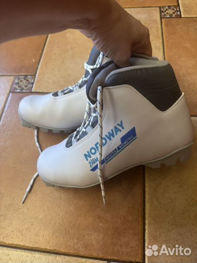 Лыжные ботинки новые 38