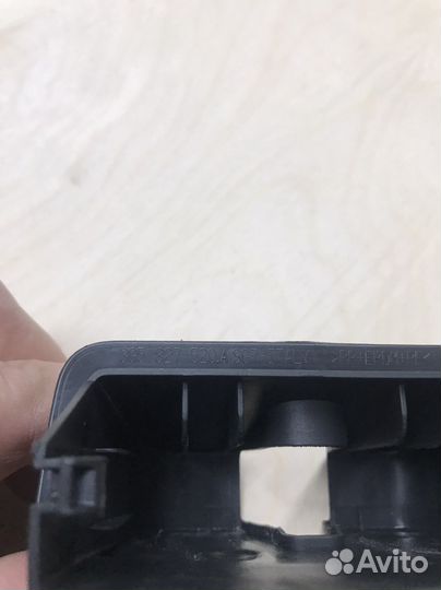 Накладка,кожух замка багажника Passat B8