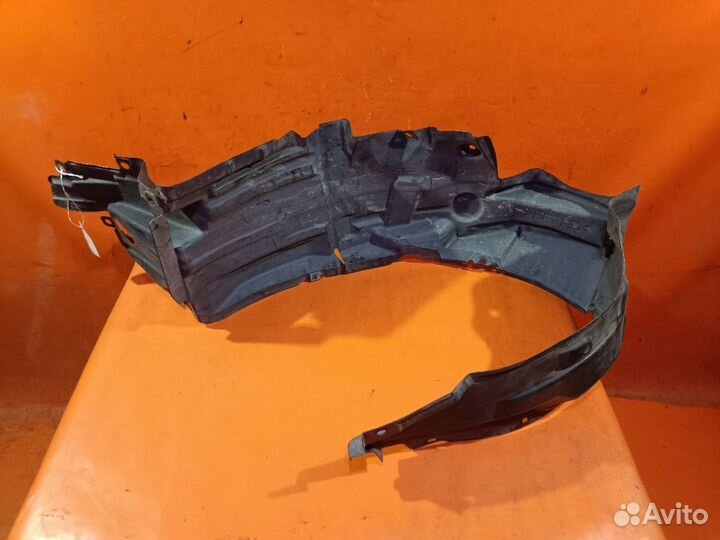 Подкрылок Toyota Noah ZRR70G (Переднее Правое)