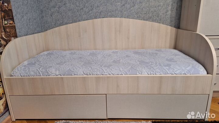Кровать с матрасом