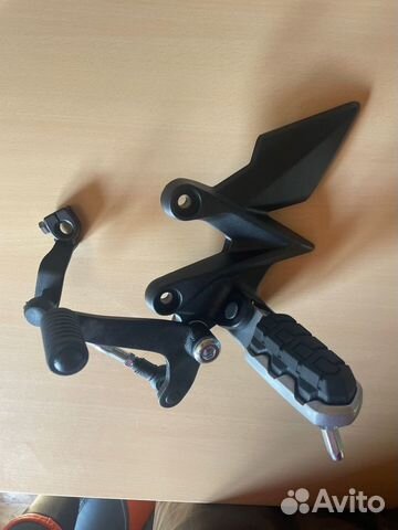 Левая подножка в сборе с лапкой переключения voge