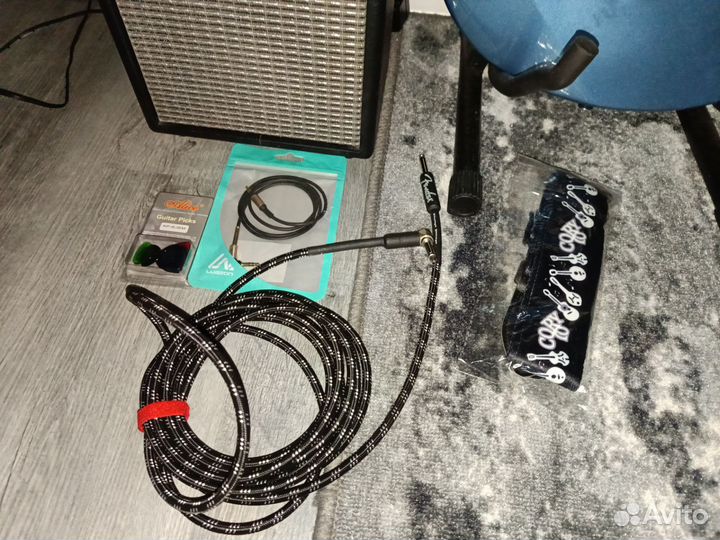 Электрогитара с комбоусилителем