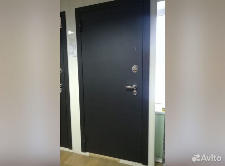 Входная дверь новая металлическая