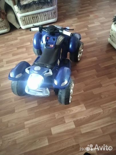 Детский квадроцикл на аккумуляторе