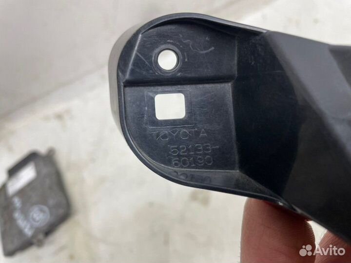 Кронштейн фары передний правый Toyota Land Cruiser