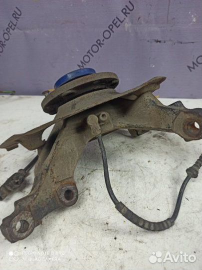 Поворотный кулак передний правый Opel Corsa D