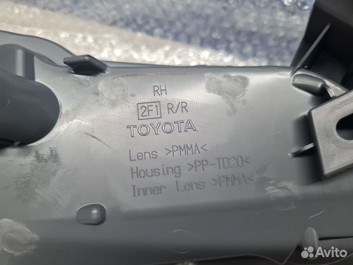 Отражатель в бампер задний правый Toyota RAV 4 201